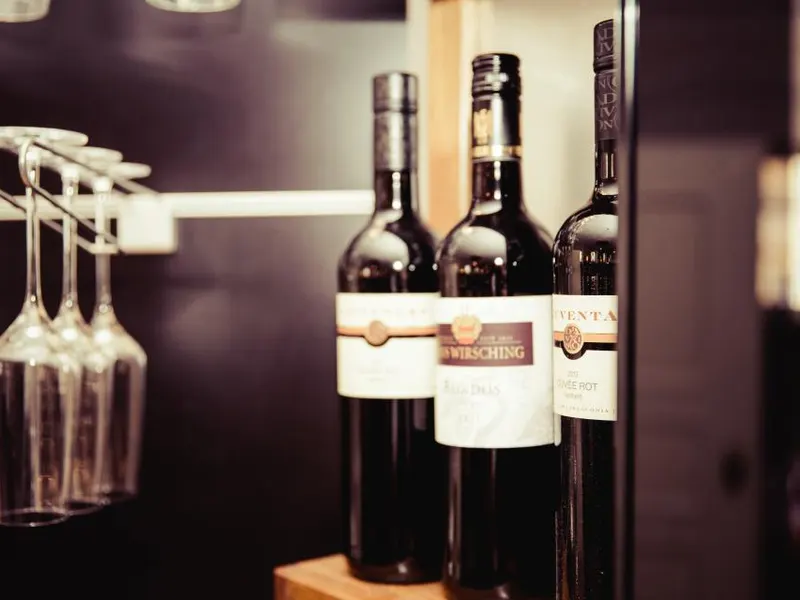 Garrafas de vinho tinto na adega